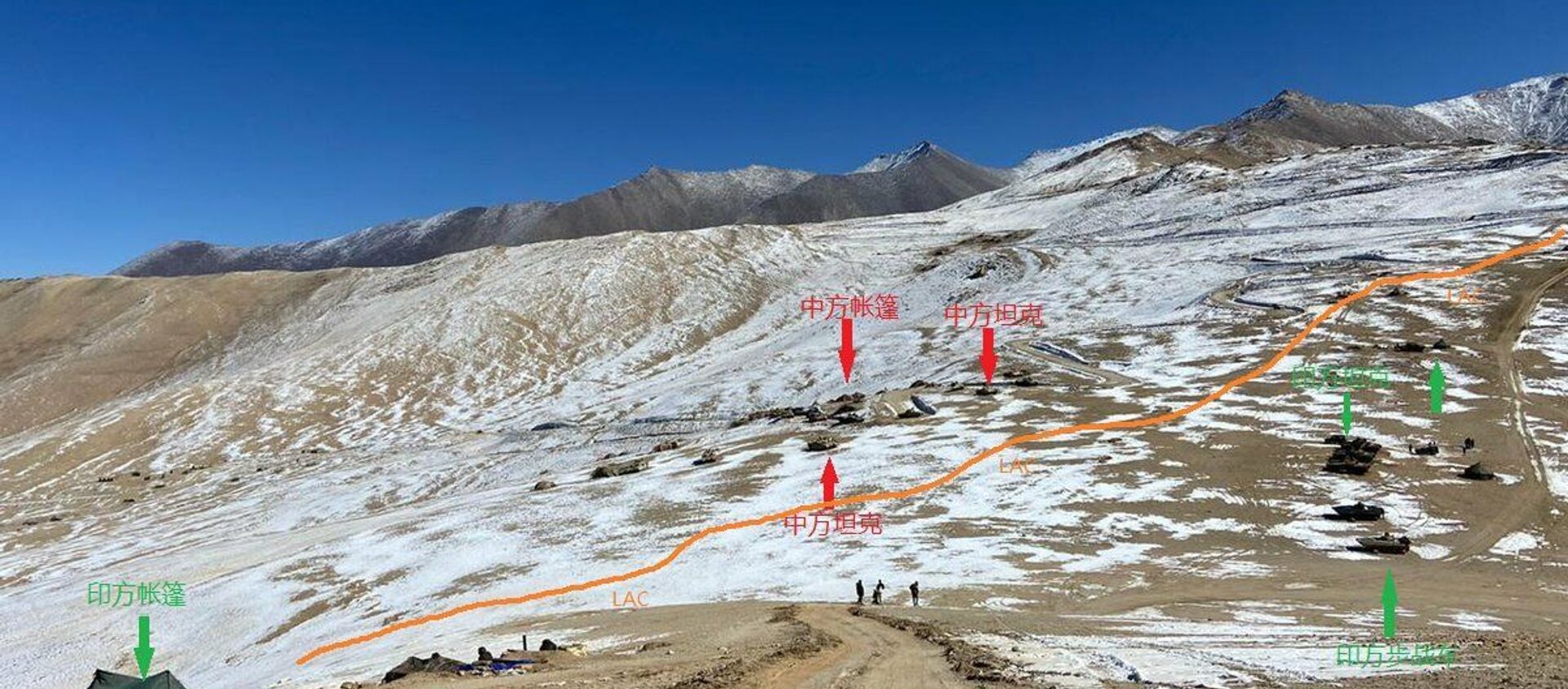 India-China tanks and BMP facing each other in Rezang La - Sputnik International, 1920, 15.01.2021