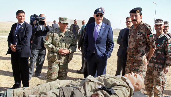 US Vice President Joe Biden, left, visits a joint Jordanian-American training centre at Zarqa, northeast of Amman, Jordan, 10 March 2016. - Sputnik International
