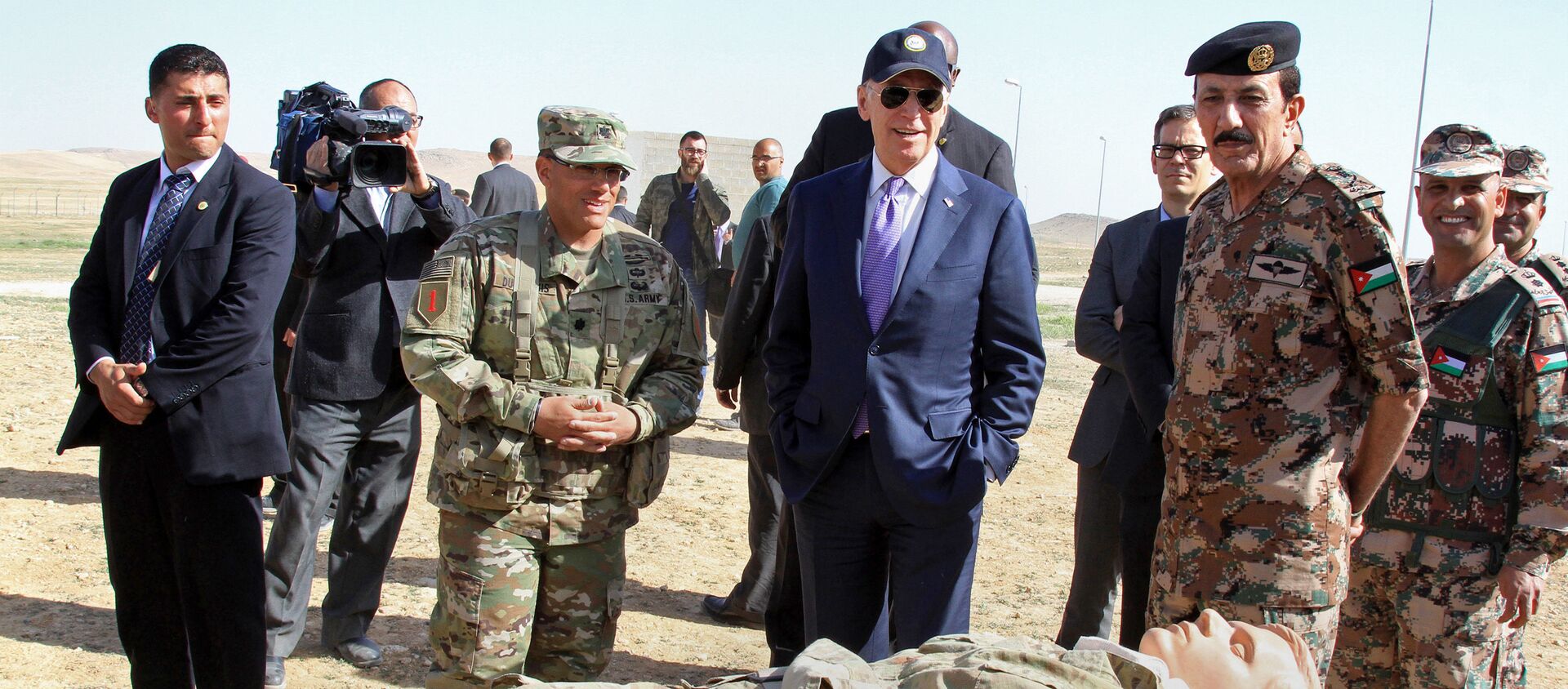 US Vice President Joe Biden, left, visits a joint Jordanian-American training centre at Zarqa, northeast of Amman, Jordan, 10 March 2016. - Sputnik International, 1920, 16.01.2021