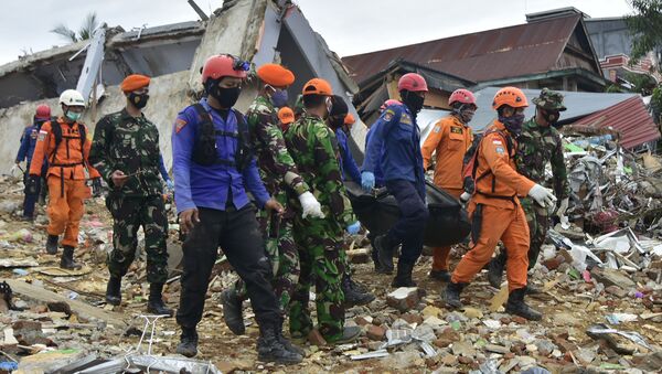 Rescuers move the body of a victim to a mortuary in Mamuju city on January 16, 2021, a day after a 6.2-magnitude earthquake rocked Indonesia's Sulawesi island. - Sputnik International