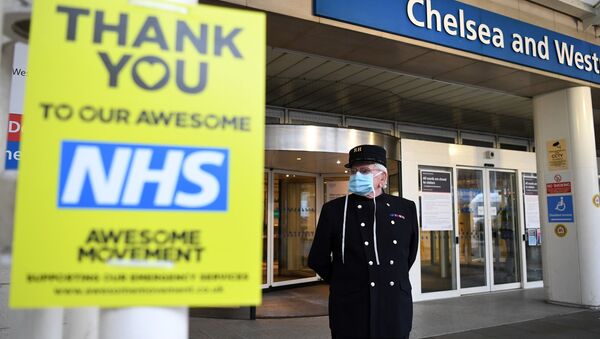 A veteran wearing a Royal Hospital Chelsea hat, and in PPE (personal protective equipment) of a face mask, as a precautionary measure against COVID-19, stands outside the Chelsea and Westminster Hospital in London on April 28, 2020, ahead of a minute's silence to honour UK key workers, including Britain's NHS (National Health Service) staff, health and social care workers, who have died during the coronavirus outbreak. - Sputnik International