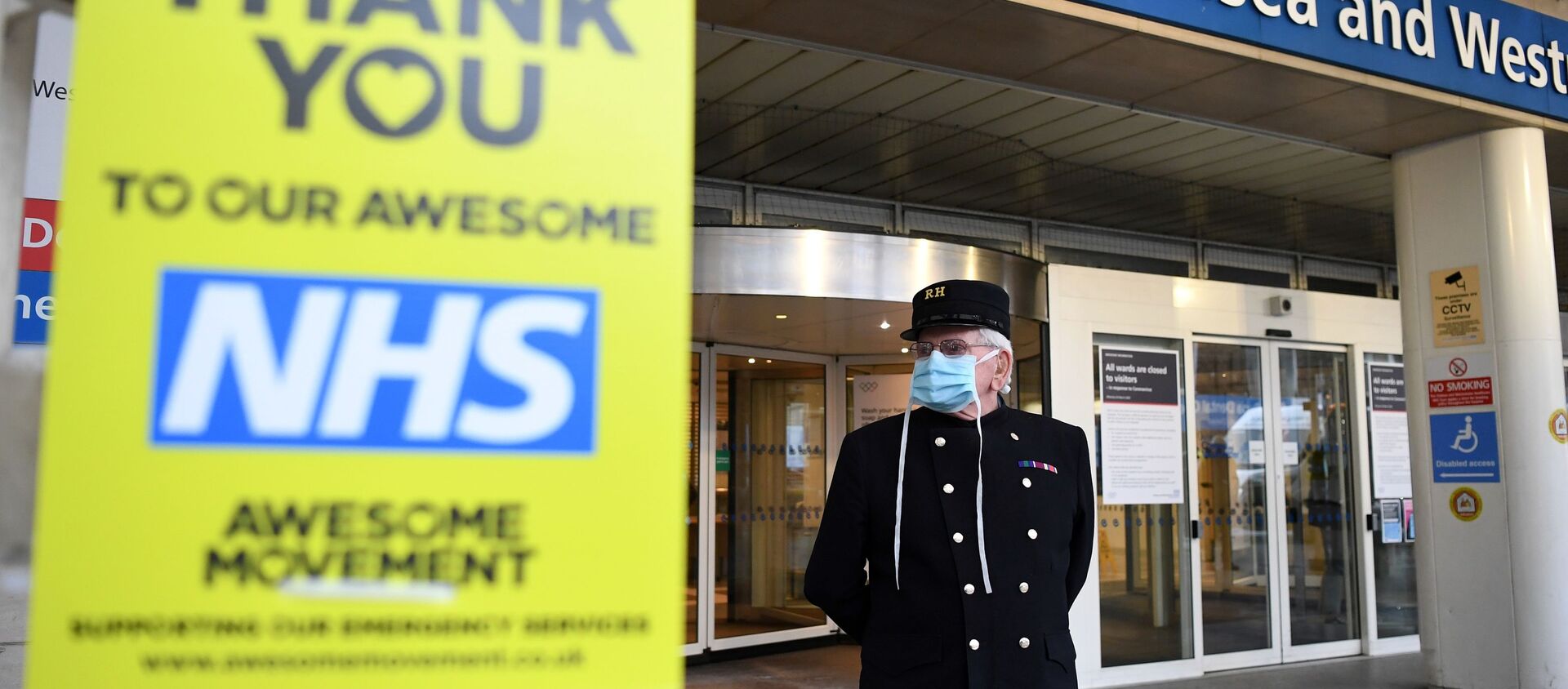 A veteran wearing a Royal Hospital Chelsea hat, and in PPE (personal protective equipment) of a face mask, as a precautionary measure against COVID-19, stands outside the Chelsea and Westminster Hospital in London on April 28, 2020, ahead of a minute's silence to honour UK key workers, including Britain's NHS (National Health Service) staff, health and social care workers, who have died during the coronavirus outbreak. - Sputnik International, 1920