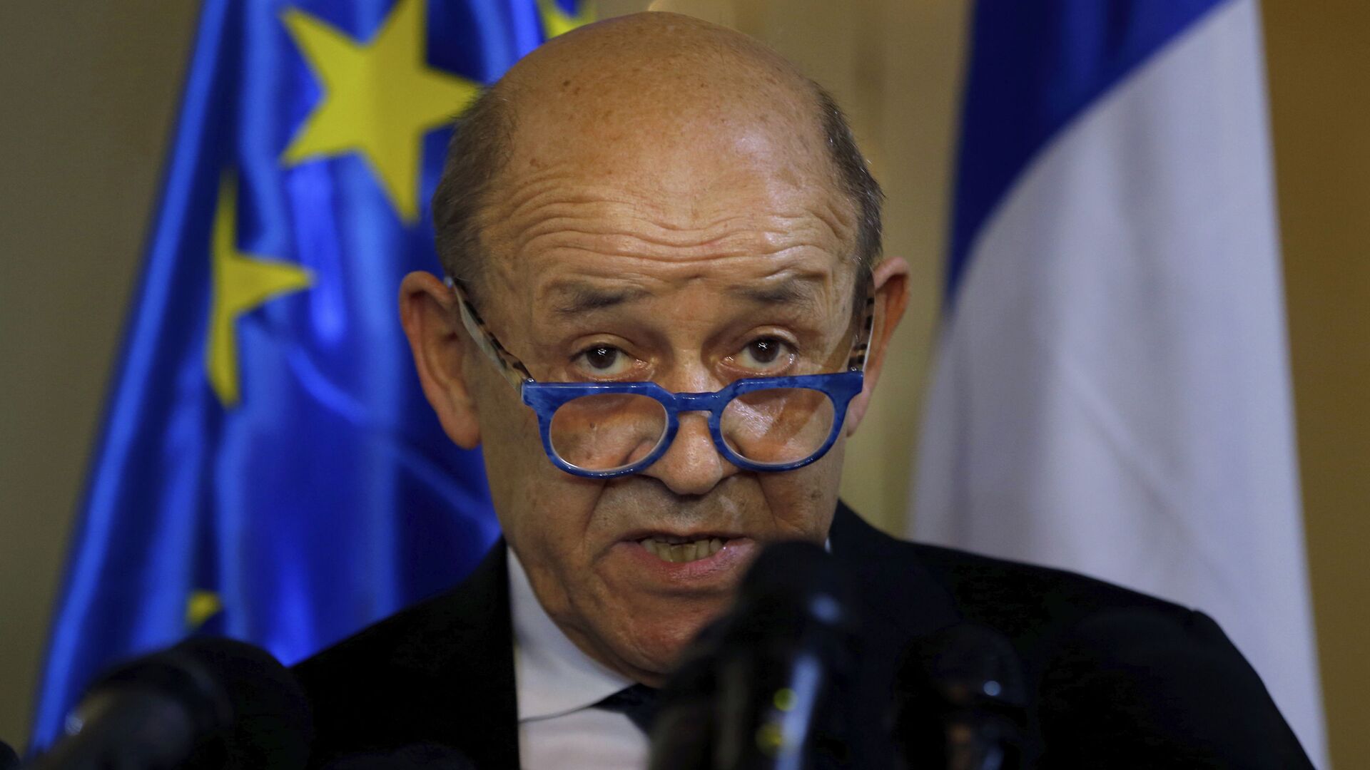 French Foreign Minister Jean-Yves Le Drian, and his Lebanese counterpart Nassif Hitti, hold a news conference following their meeting at the Lebanese foreign ministry in Beirut, Lebanon, Thursday, July. 23, 2020. Le Drian met with Lebanon's president Thursday at the start of his two-day visit to the Mediterranean country that is witnessing the worst economic crisis of its modern history.  - Sputnik International, 1920, 15.02.2022