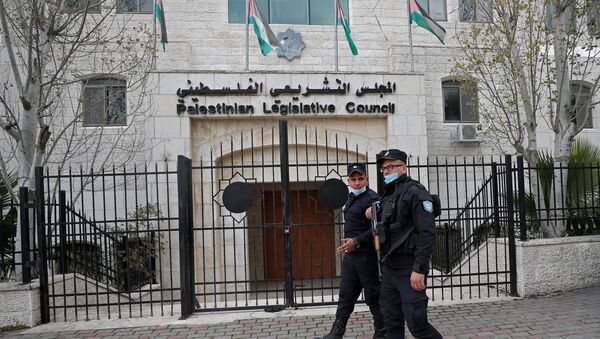Palestinian policemen guard outside the Palestinian legislative council in Ramallah, in the Israeli-occupied West Bank January 16, 2021.  - Sputnik International