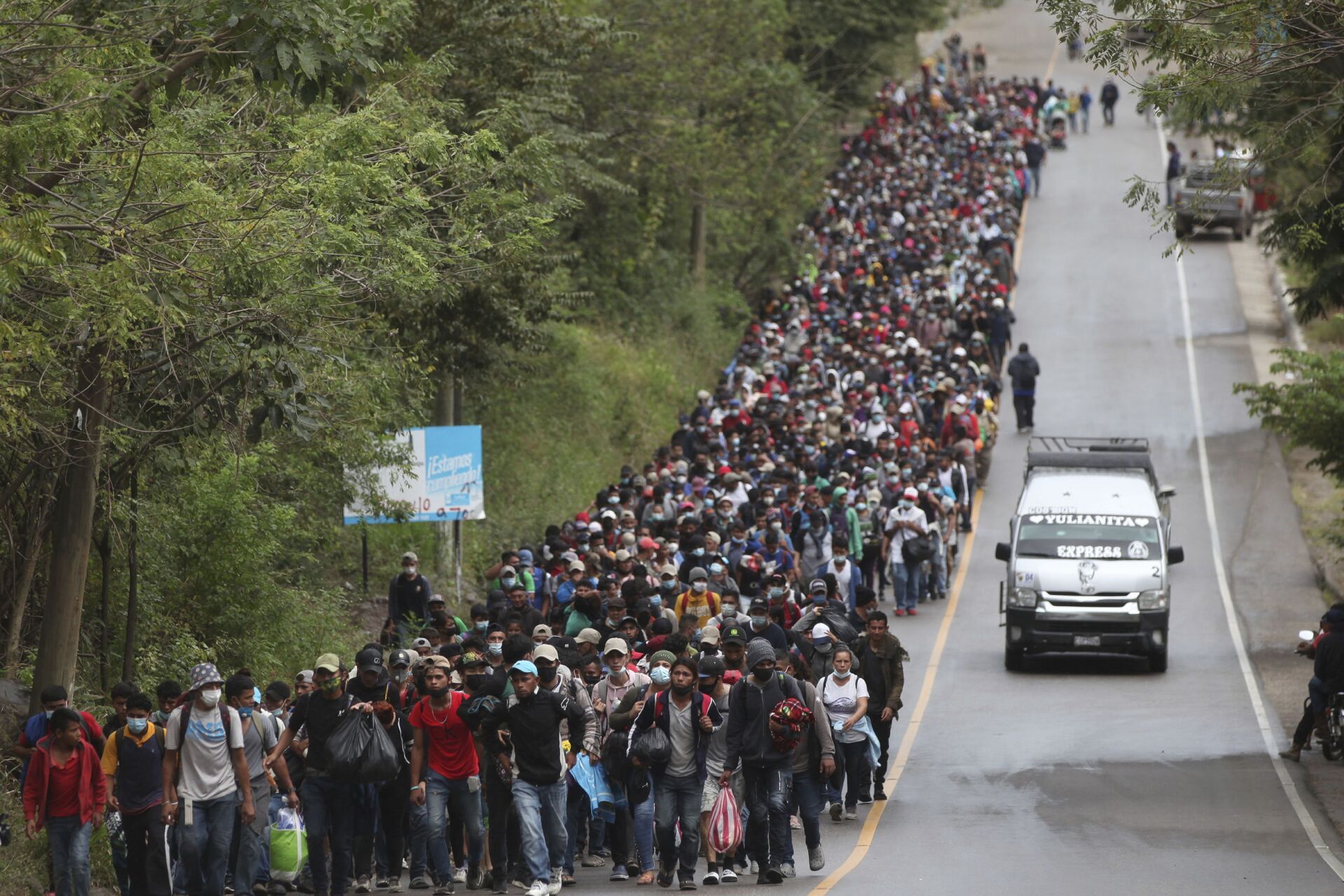 Honduran migrants hoping to reach the U.S. border walk alongside a highway in Chiquimula, Guatemala, Saturday, Jan. 16, 2021 - Sputnik International, 1920, 09.03.2022