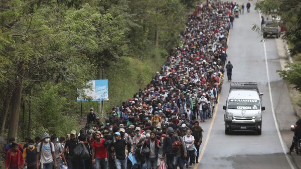 Honduran migrants hoping to reach the U.S. border walk alongside a highway in Chiquimula, Guatemala, Saturday, Jan. 16, 2021 - Sputnik International