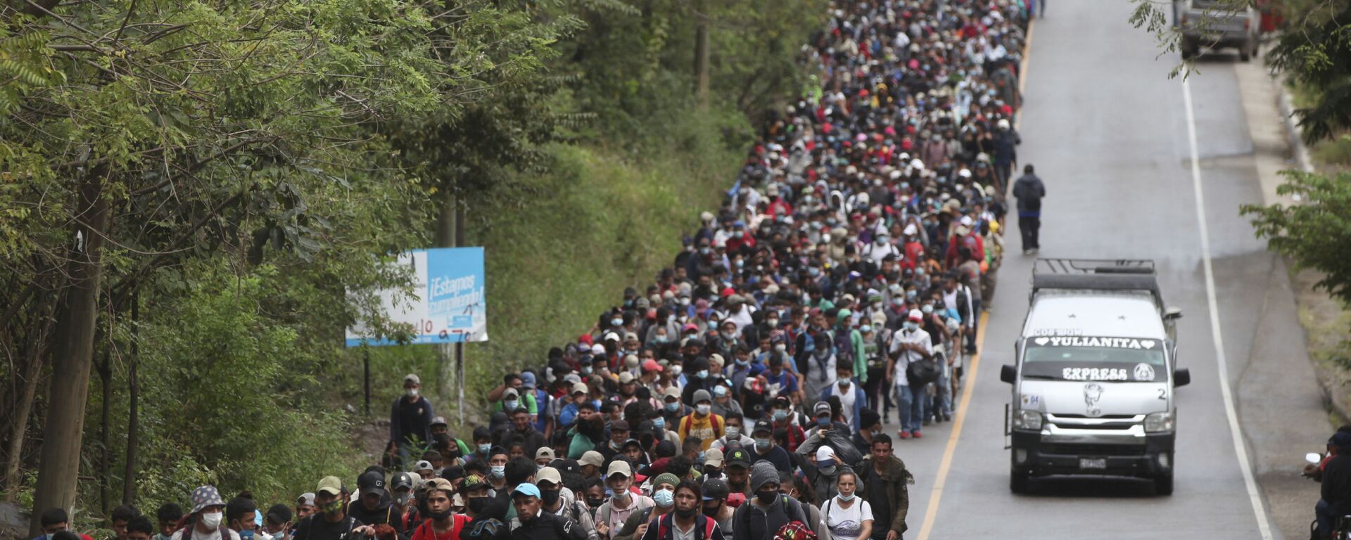 Honduran migrants hoping to reach the U.S. border walk alongside a highway in Chiquimula, Guatemala, Saturday, Jan. 16, 2021 - Sputnik International, 1920, 05.11.2021
