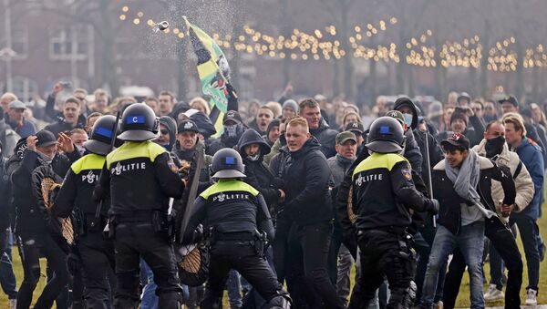 Riot police clashes with protesters during a demonstration in the Museumplein town square in Amsterdam, Netherlands, on January 17, 2021. - Sputnik International