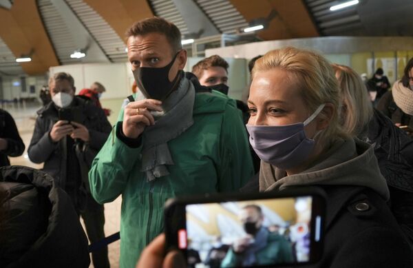 Navalny Touted, Assange Tortured Navalny Touted, Assange Tortured - Sputnik International