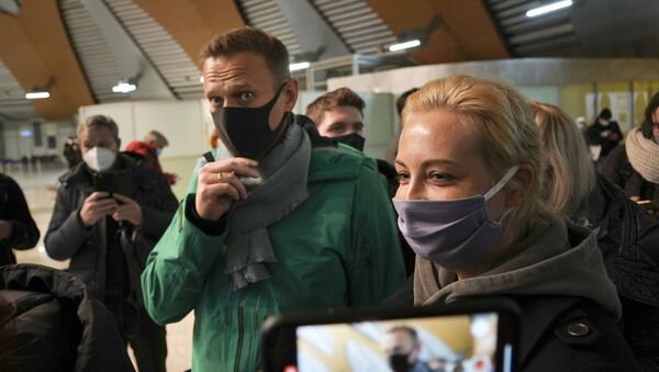 Alexei Navalny and his wife Yuliastand in line at the passport control after arriving at Sheremetyevo airport, outside Moscow, Russia, Sunday, Jan. 17, 2021. Russia's prison service says opposition leader Alexei Navalny has been detained at a Moscow airport after returning from Germany. - Sputnik International