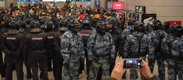 Law enforcement officers stand guard before the expected arrival of Russian opposition leader Alexei Navalny on a flight from the German capital Berlin at Vnukovo International Airport in Moscow, Russia January 17, 2021 - Sputnik International