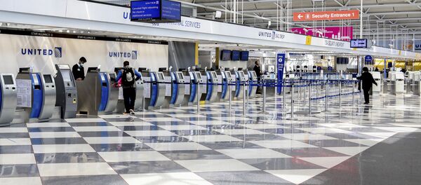 Workers outnumbered travelers in this photo taken at O'Hare International Airport in Chicago on April 16, 2020 - Sputnik International