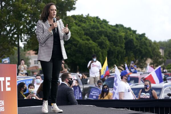 Fan of Pearls and Converse Sneakers: Style of US' First Female Vice President Kamala Harris - Sputnik International