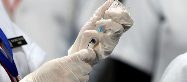 A healthcare worker fills a syringe with a dose of Bharat Biotech's COVID-19 vaccine called COVAXIN, during the coronavirus disease (COVID-19) vaccination campaign at All India Institute of Medical Sciences (AIIMS) hospital in New Delhi - Sputnik International
