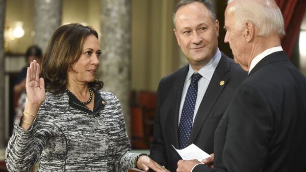 Vice President Joe Biden administers the Senate oath of office to Sen. Kamala Harris - Sputnik International