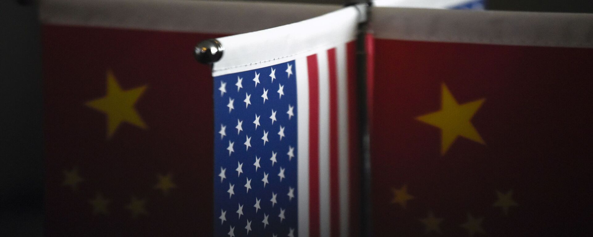 Chinese flags and American flags are displayed in a company in Beijing on August 16, 2017 - Sputnik International, 1920, 11.02.2021