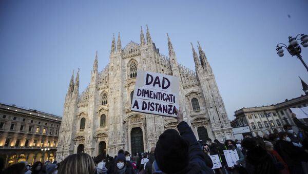 Students, parents and teachers gather in front of the Duomo gothic cathedral, in Milan, Italy,  to protest against the Lombardy's government decision to delay reopening of high schools until Jan. 24 amid an extension of its anti-covid measures, Friday, Jan. 8, 2021 - Sputnik International