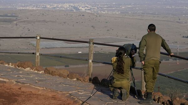 Israeli soldiers observe Al Qunaitra, Syria, across the border from Mount Bental in the Israeli-controlled Golan Heights, Thursday, Nov. 19, 2020, prior to a visit by Secretary of State Mike Pompeo and Israel's Foreign Minister Gabi Ashkenazi. - Sputnik International