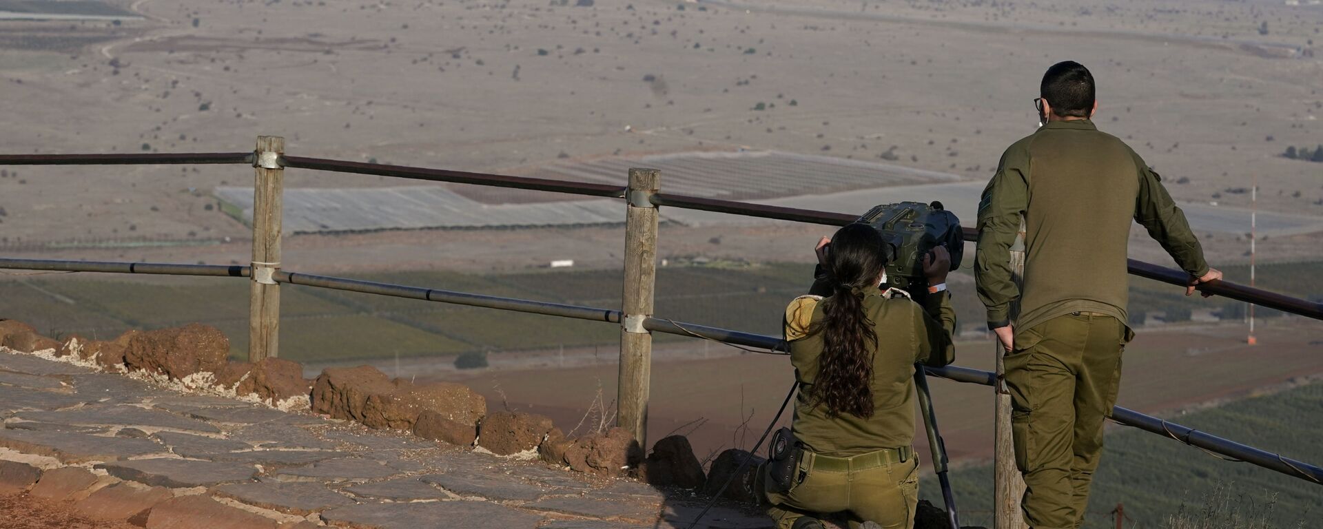 Israeli soldiers observe Al Qunaitra, Syria, across the border from Mount Bental in the Israeli-controlled Golan Heights, Thursday, Nov. 19, 2020, prior to a visit by Secretary of State Mike Pompeo and Israel's Foreign Minister Gabi Ashkenazi. - Sputnik International, 1920, 26.06.2021