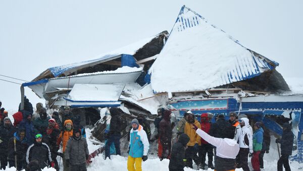 An avalanche at Dombai, Russia, January 18, 2021 - Sputnik International