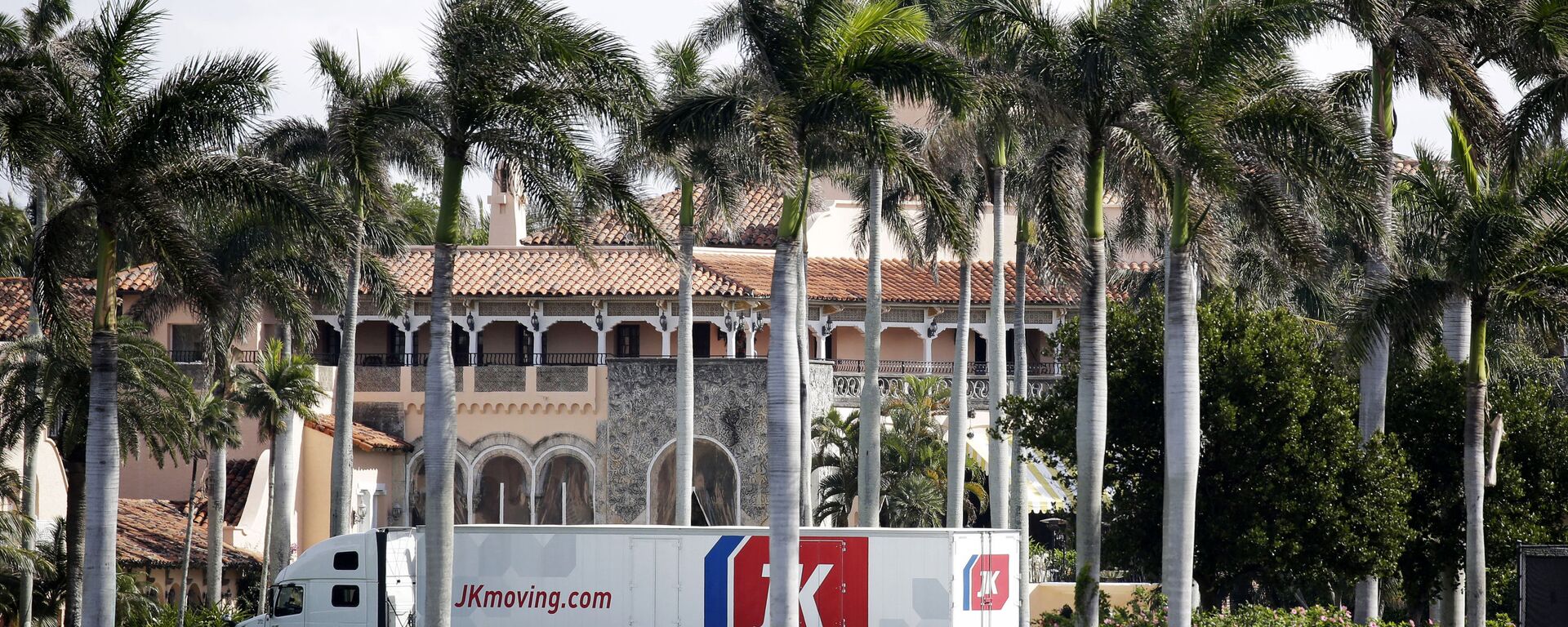 A moving truck is parked outside Mar-a-Lago in Palm Beach, Fla., on Monday, Jan. 18, 2021. President Donald Trump is expected to return to his residence on Wednesday, Jan. 20. - Sputnik International, 1920, 11.02.2022