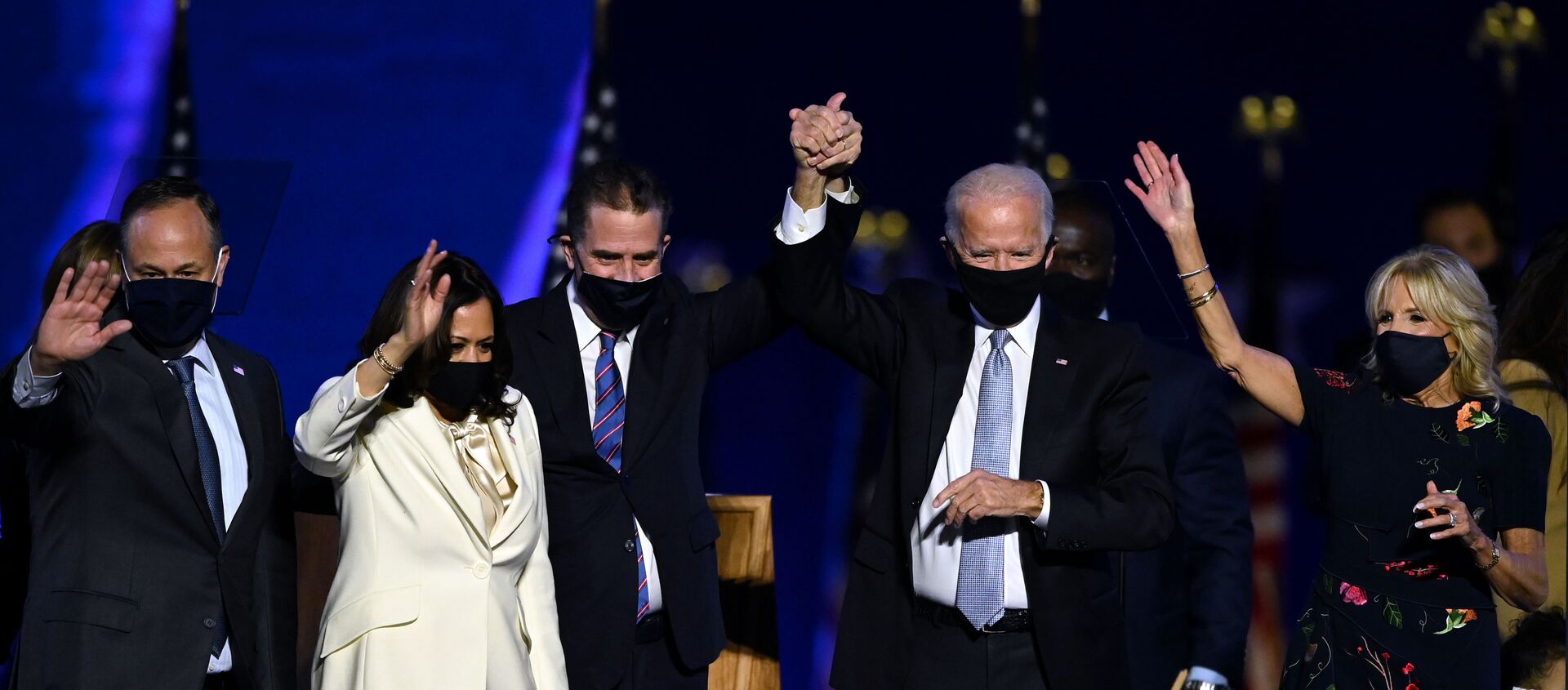 (From L) Husband of Vice President-elect Kamala Harris, Douglas Emhoff, Vice President-elect Kamala Harris, Hunter Biden, US President-elect Joe Biden and wife Jill Biden salute the crowd after delivering remarks in Wilmington, Delaware, on November 7, 2020, after being declared the winners of the presidential election. (Photo by Jim WATSON / AFP) - Sputnik International, 1920, 19.01.2021