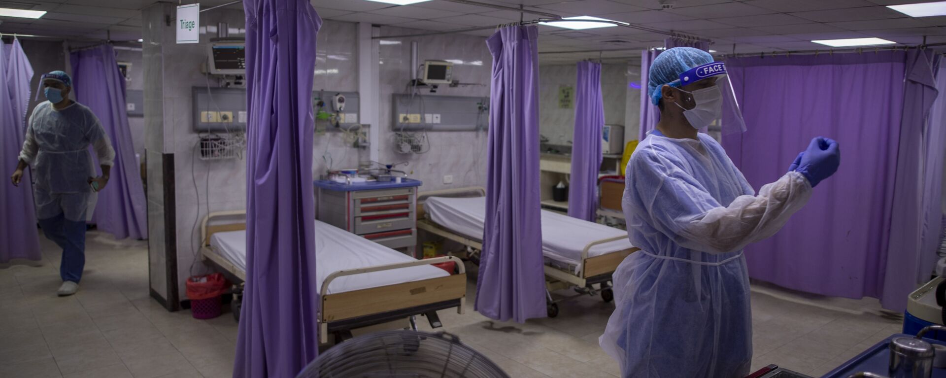 Palestinian doctors wear protective clothes as they work at the emergency room of the al-Quds Hospital in Gaza City, Monday, Sept. 7, 2020. Dozens of front-line health care workers have been infected, dealing a new blow to overburdened hospitals.  - Sputnik International, 1920, 19.01.2021