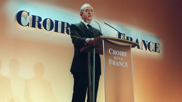 (FILES) In this file photo taken on February 13, 1995 in Paris French Prime Minister and presidential candidate Edouard Balladur speaks on stage during a presidential campaign meeting - Sputnik International