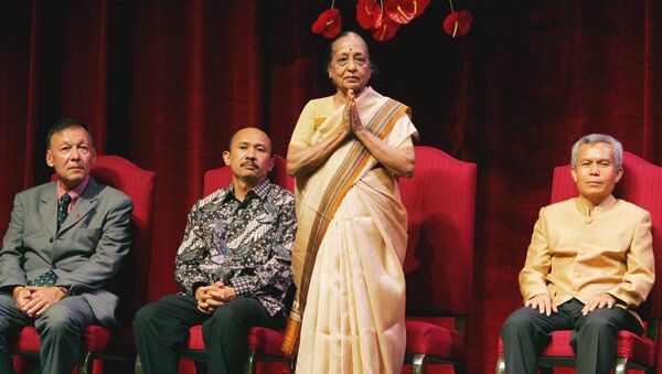 Dr. V. Shanta of India, one of the two Ramon Magsaysay awardees this year for Public Service,  stands to greet the audience during awarding  ceremony Wednesday, Aug. 31, 2005 at the Cultural Center of the Philippines in Manila - Sputnik International