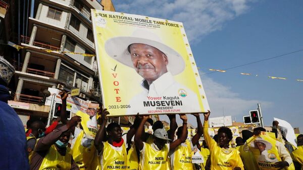 Polling agents from the National Resistance Movement (NRM) party celebrate the victory of Uganda's President Yoweri Museveni in the concluded general elections in Kampala, Uganda January 16, 2021. REUTERS/Baz Ratner - Sputnik International
