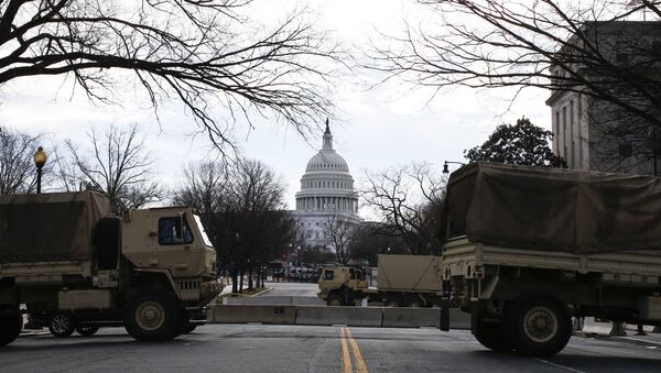Военная техника во время перекрытия доступа к зданию Капитолия в Вашингтоне  - Sputnik International