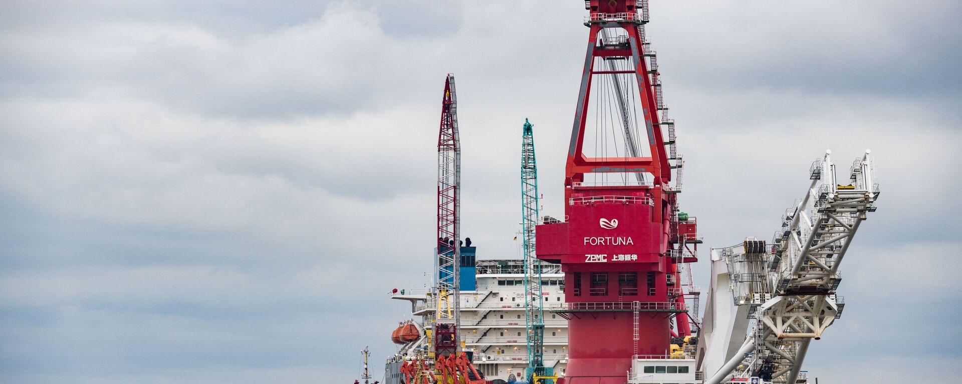 Pipe-laying vessel Fortuna in the port of the German city of Wismar. Gazprom plans to resume the construction of Nord Stream 2 in Danish waters   - Sputnik International, 1920, 18.02.2021