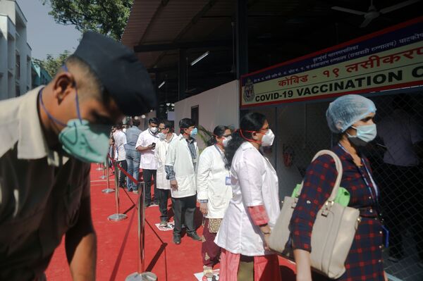 Hesitation, Lack of Awareness Behind Low Turnout for COVID Vaccination: Indian Medical Experts - Sputnik International