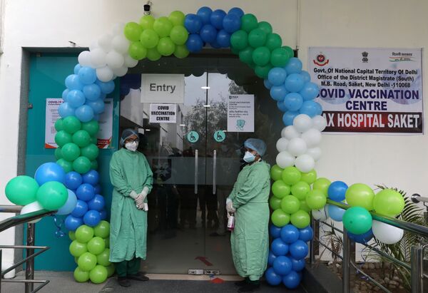 Hesitation, Lack of Awareness Behind Low Turnout for COVID Vaccination: Indian Medical Experts - Sputnik International