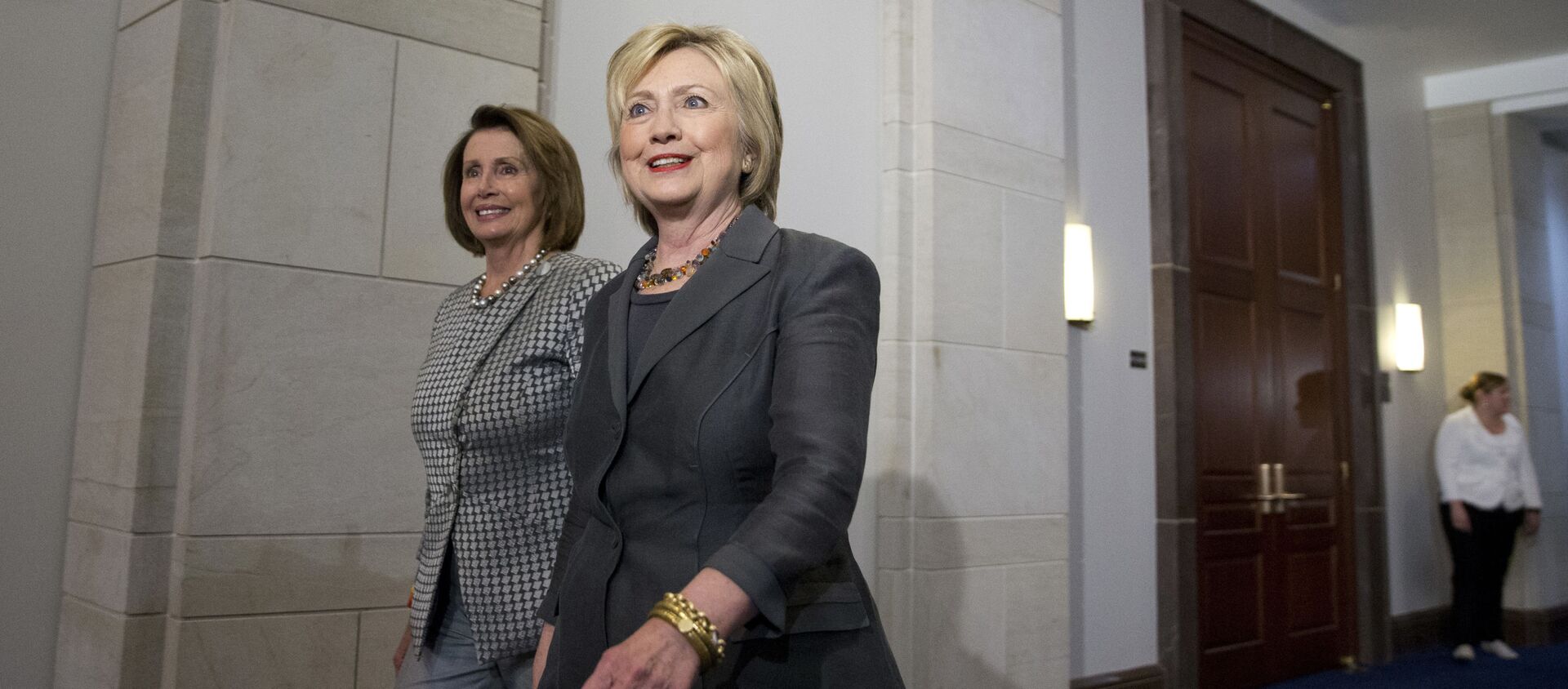 Democratic presidential candidate Hillary Clinton walks with House Minority Leader Nancy Pelosi of Calif. as they arrive for a meeting with the House Democratic Caucus, Wednesday, June 22, 2016, on Capitol Hill in Washington. (AP Photo/Alex Brandon) - Sputnik International, 1920, 19.01.2021