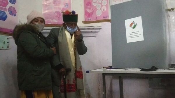 Shyam Saran Negi casting his vote inside the polling booth in Kalpa, Himachal Pradesh - Sputnik International