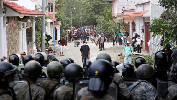 Guatemalan security forces begin clearing U.S.-bound migrant caravan, in Vado Hondo - Sputnik International