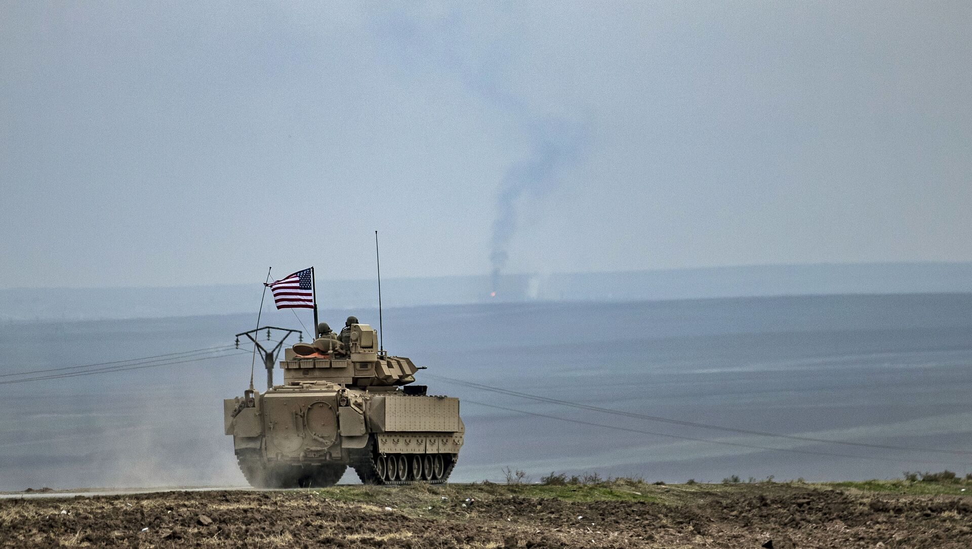 US soldiers in a Bradley tank patrol an area near Syria's north-eastern Semalka border crossing with Iraq's Kurdish autonomous territory, on 12 January 2021. - Sputnik International, 1920, 14.02.2021
