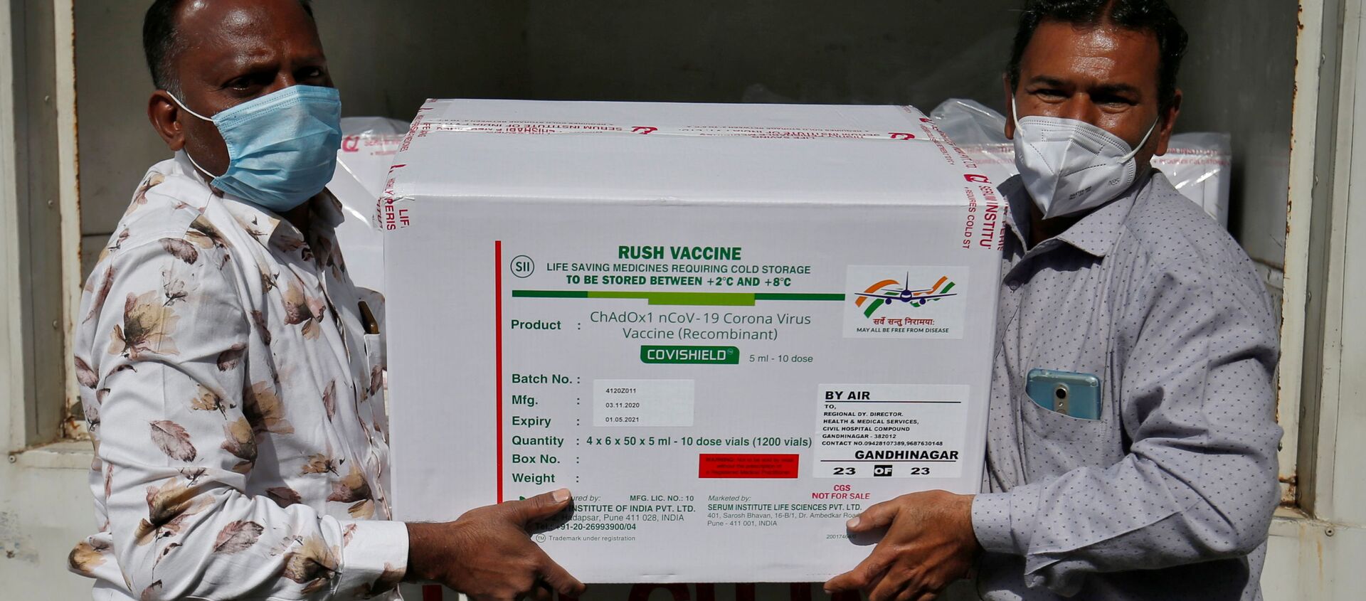 Officials unload boxes containing vials of COVISHIELD, a coronavirus disease (COVID-19) vaccine manufactured by Serum Institute of India, after a consignment of the vaccines arrived from the western city of Pune for its distribution, outside a vaccination storage centre in Ahmedabad, India, January 12, 2021. - Sputnik International, 1920, 20.01.2021