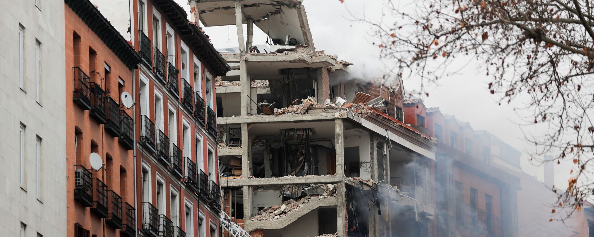 Smoke rises from a damaged building after an explosion in downtown Madrid, Spain, 20 January 2021. - Sputnik International, 1920, 20.01.2021