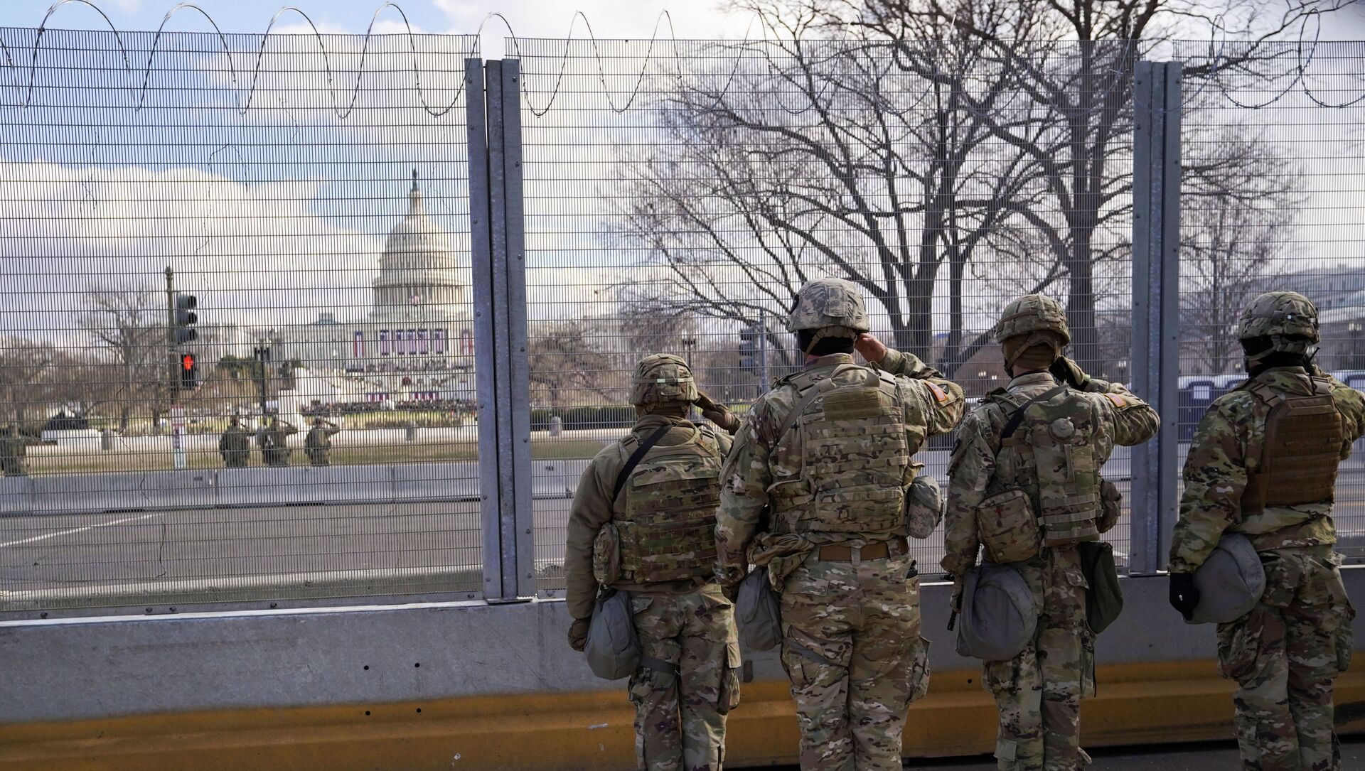 National Guard members salute in front of the U.S. Capitol building during the inauguration of President-elect Joe Biden in Washington, U.S., January 20, 2021.  - Sputnik International, 1920, 18.02.2021