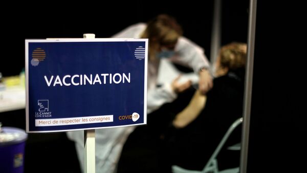 FILE PHOTO: A senior citizen receives the Moderna coronavirus disease (COVID-19) vaccine at a vaccination centre in Le Cannet, France, January 19, 2021 - Sputnik International