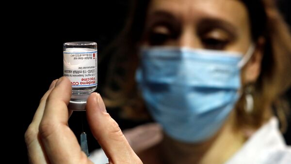 A health worker prepares a syringe with the Moderna coronavirus disease (COVID-19) vaccine at a vaccination center in Le Cannet, France, January 19, 2021 - Sputnik International