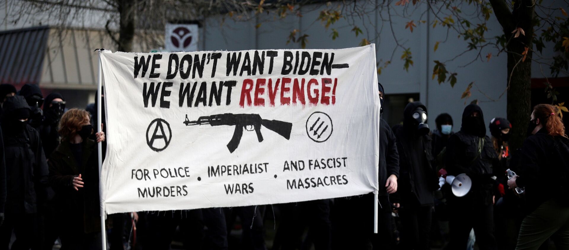 Activists take part in a protest after the inauguration of U.S. President Joe Biden, in Portland, Oregon, U.S. January 20, 2021. - Sputnik International, 1920, 21.01.2021