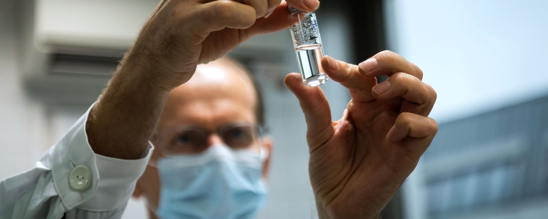 In this handout photo released by Hungarian Foreign Ministry, a laboratory assistant holds a phial with Russia's coronavirus vaccine Gam-COVID-Vac, trade-named Sputnik V, in Budapest, Hungary - Sputnik International, 1920