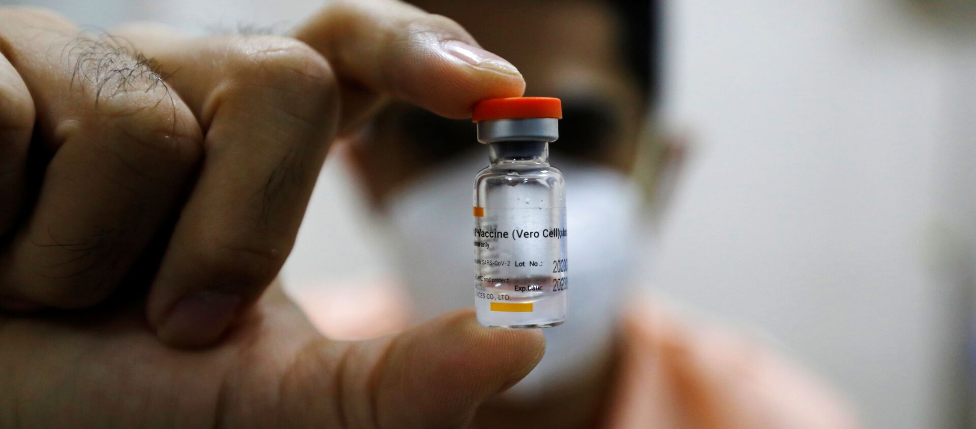 An Indonesian doctor shows a bottle of the Sinovac vaccine before receiving a dose of it at a hospital in Jakarta - Sputnik International, 1920, 21.01.2021