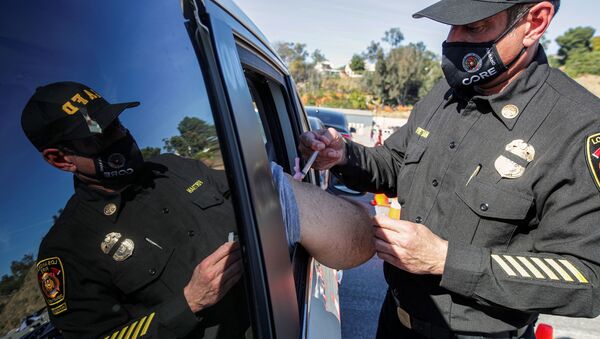 Los Angeles Fire Assistant Fire Chief Ellsworth Fortman administers as COVID-19 vaccine as mass-vaccination of healthcare workers starts at Dodger Stadium in Los Angeles, California, 15 January 2021 - Sputnik International