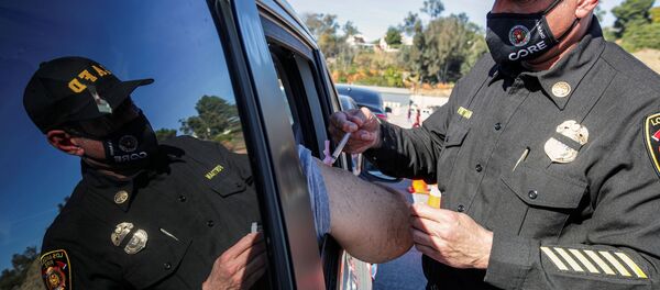 Los Angeles Fire Assistant Fire Chief Ellsworth Fortman administers as COVID-19 vaccine as mass-vaccination of healthcare workers starts at Dodger Stadium in Los Angeles, California, 15 January 2021 - Sputnik International