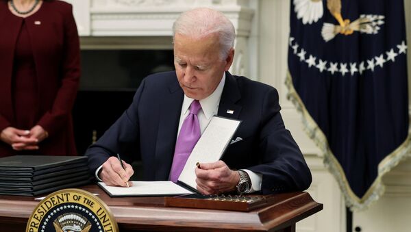 U.S. President Joe Biden signs an executive order as part of his administration's plans to fight the coronavirus disease (COVID-19) pandemic during a COVID-19 response event at the White House in Washington, 21 January 2021. - Sputnik International