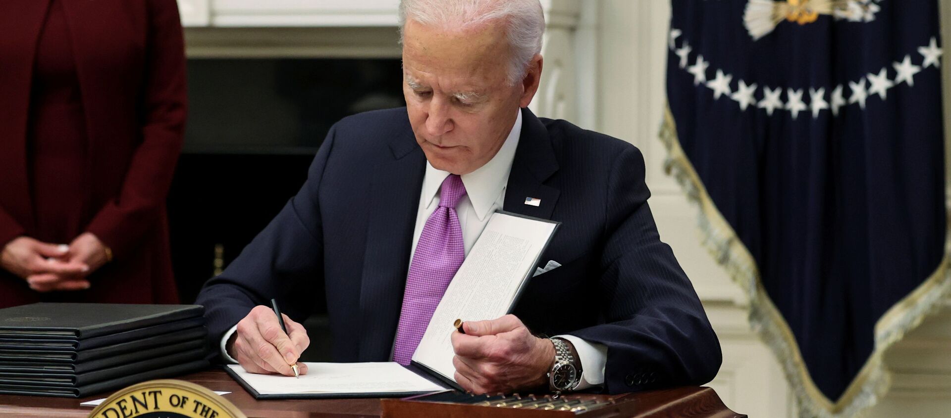 U.S. President Joe Biden signs an executive order as part of his administration's plans to fight the coronavirus disease (COVID-19) pandemic during a COVID-19 response event at the White House in Washington, 21 January 2021. - Sputnik International, 1920, 30.01.2021